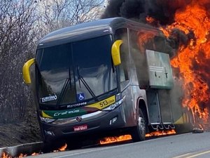 Ônibus que transportava banda do cantor Matheus Fernandes pega fogo no Ceará