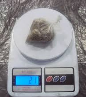 Dupla é detida com 21 gramas de maconha e veículo adulterado em Maceió