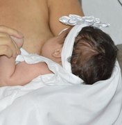 Mulher trans produz leite e amamenta bebê pela primeira vez