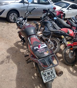 Motocicleta roubada é abandonada na Feira da Troca em Arapiraca
