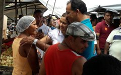 Candidata à prefeitura de Lagoa da Canoa, Fabiana Lira visita feira livre 