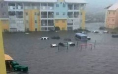 Rua inundada na região francesa da ilha de St. Martin durante passagem do furacão Irma 