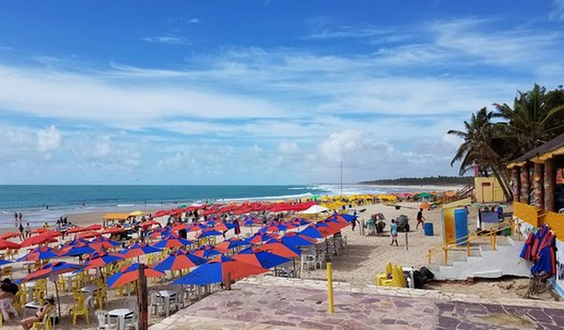 Prefeito e empresários assinam TAJ para reabertura de barracas da Praia do Francês