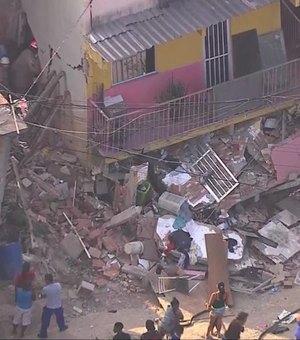 Mãe e filho estão sob escombros após casa desabar em Curicica