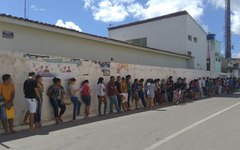 Após corte de transporte escolar, estudantes protestam contra decisão de prefeito