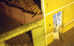 Riacho Camoxingá tem cheia e invade casas em Santana do Ipanema