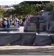 [Vídeo] Homem faz da fonte do Bosque das Arapiracas um “parque aquático”