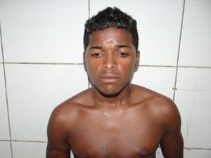 Jovem é preso com maconha dentro de casa na parte alta de Maceió