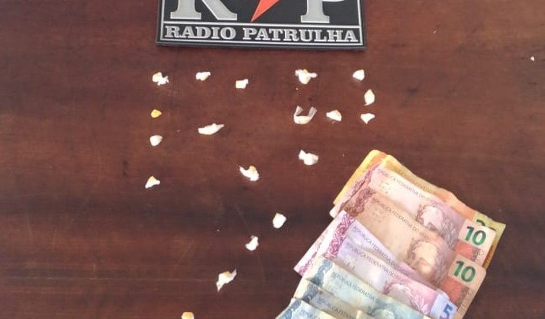 PM flagra tráfico de drogas na madrugada, em Arapiraca