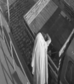 Ladrão usa lençol para roubar estepe em Minas Gerais