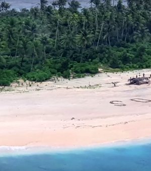 Homens são resgatados de ilha do Pacífico após escreverem 'SOS' na areia