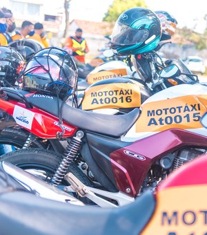Mototaxista é punido pela SMTT por furar bloqueio em feira livre de Palmeira