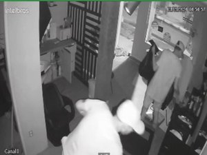 [Vídeo] Câmera de segurança flagra arrombamento e furto em estabelecimento na Ponta Verde