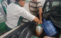 Morador de Coité do Noia estocando gasolina, em Arapiraca