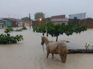 Chuva provoca deslizamento em estrada e alagamentos em Atalaia