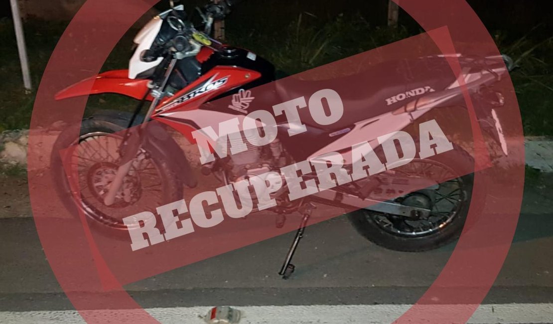 Em bloqueio policial, motocicleta com queixa de roubo é recuperada