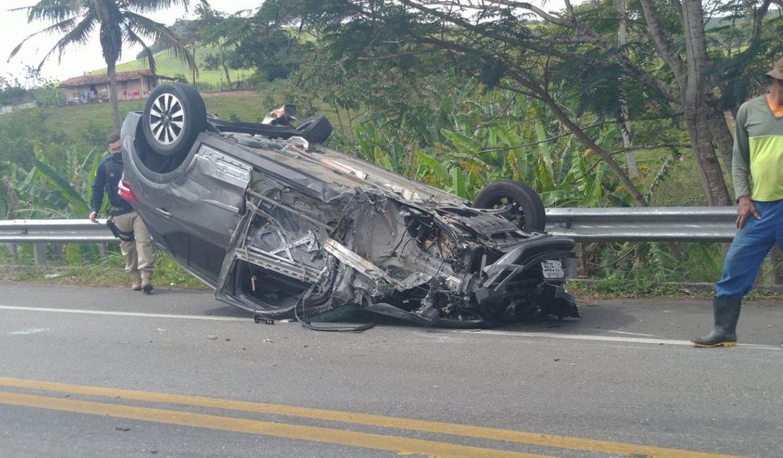Carro capota e deixa feridos em Matriz de Camaragibe