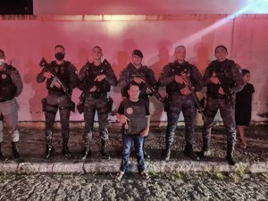 Polícia participa de aniversário de garoto em São Luís do Quitunde