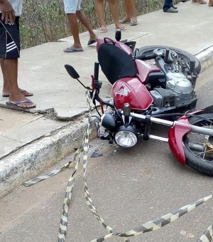 [Vídeo] Condutor de motocicleta colide contra poste de iluminação pública e morre