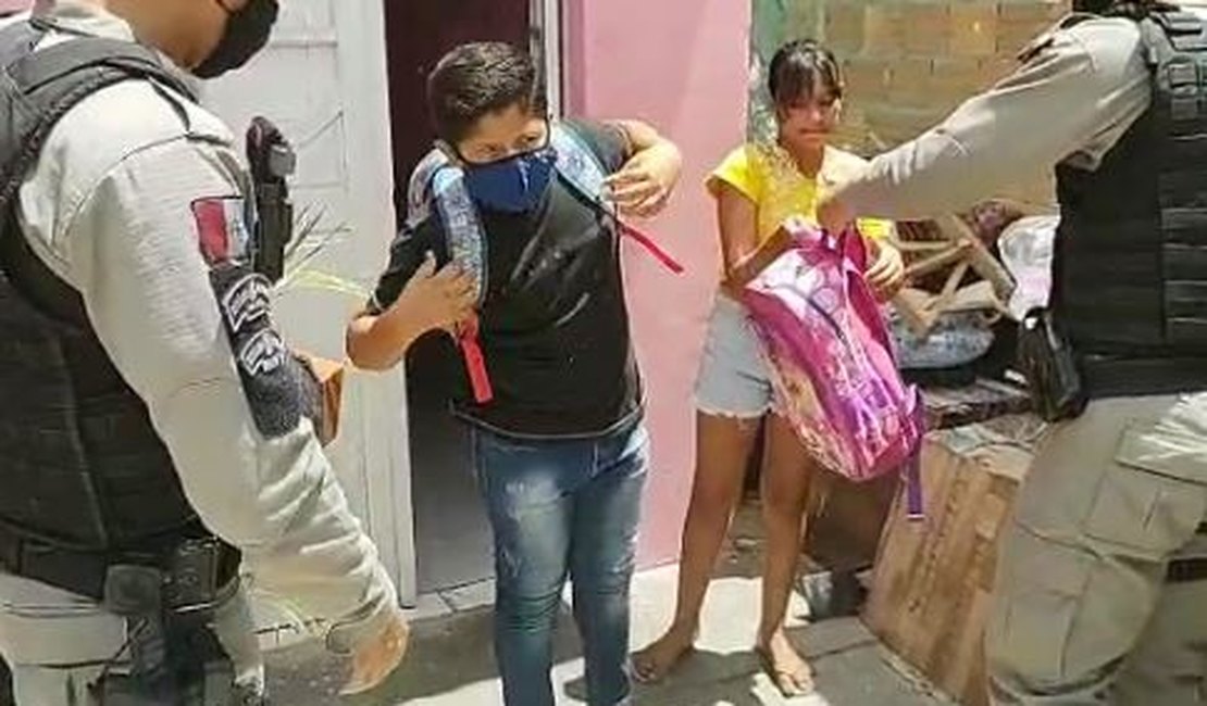 Após bilhete, policiais militares entregam materiais escolares para José Roberto e irmãs em Craíbas
