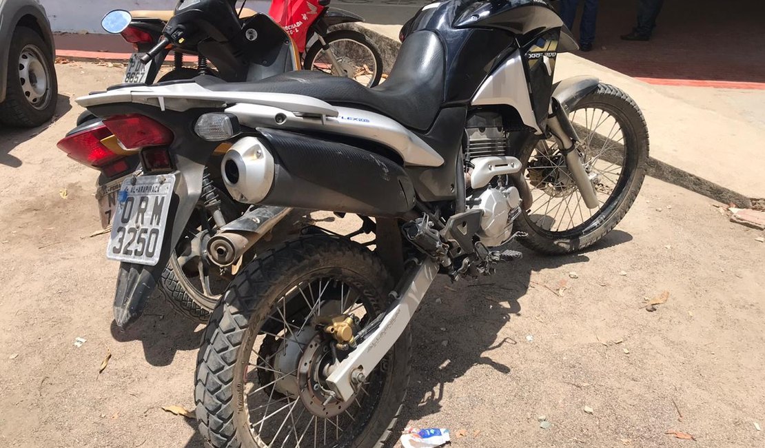 Policia recupera em matagal motos roubadas em Arapiraca