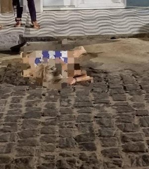 Homem mata mulher a facadas e foge, em Arapiraca