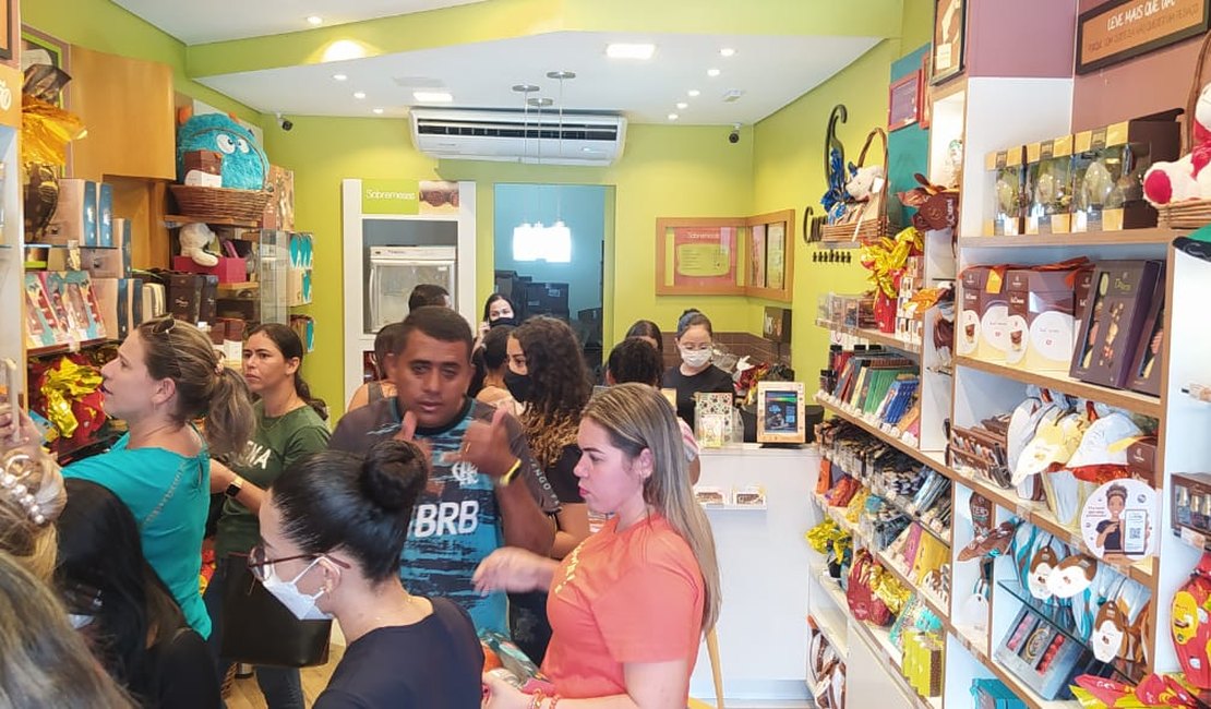 Consumidores vão as lojas para garantir os chocolates de Páscoa em Palmeira