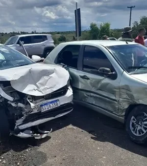 Dois carros se envolvem em colisão na BR-316 em Palmeira dos Índios