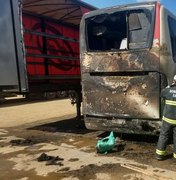 Fogo destrói parte de ônibus que levava 40 pessoas na BR-242, na Bahia