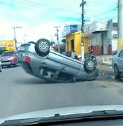Motorista perde controle de veículo e capota em Arapiraca