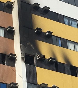 [Vídeo] Incêndio atinge apartamento e moradores precisam ser retirados de prédio