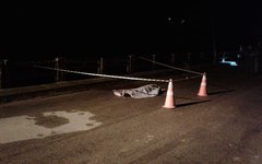 Jovem morre ao bater moto em mureta de ponte em Porto Calvo