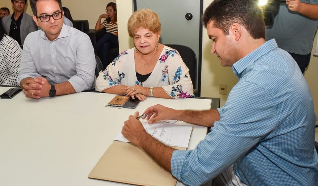 Rui Palmeira assina contrato para serviço de transporte escolar