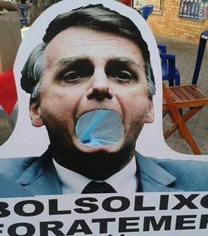 Imagem de Bolsonaro é colocada em lixeiras distribuídas na orla de capital nordestina