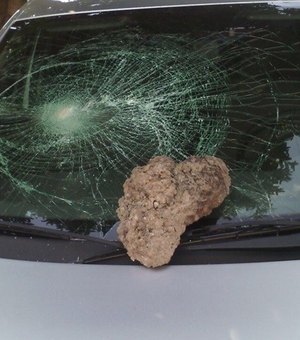 Mulher usa pedra para destruir carro de ex-companheiro