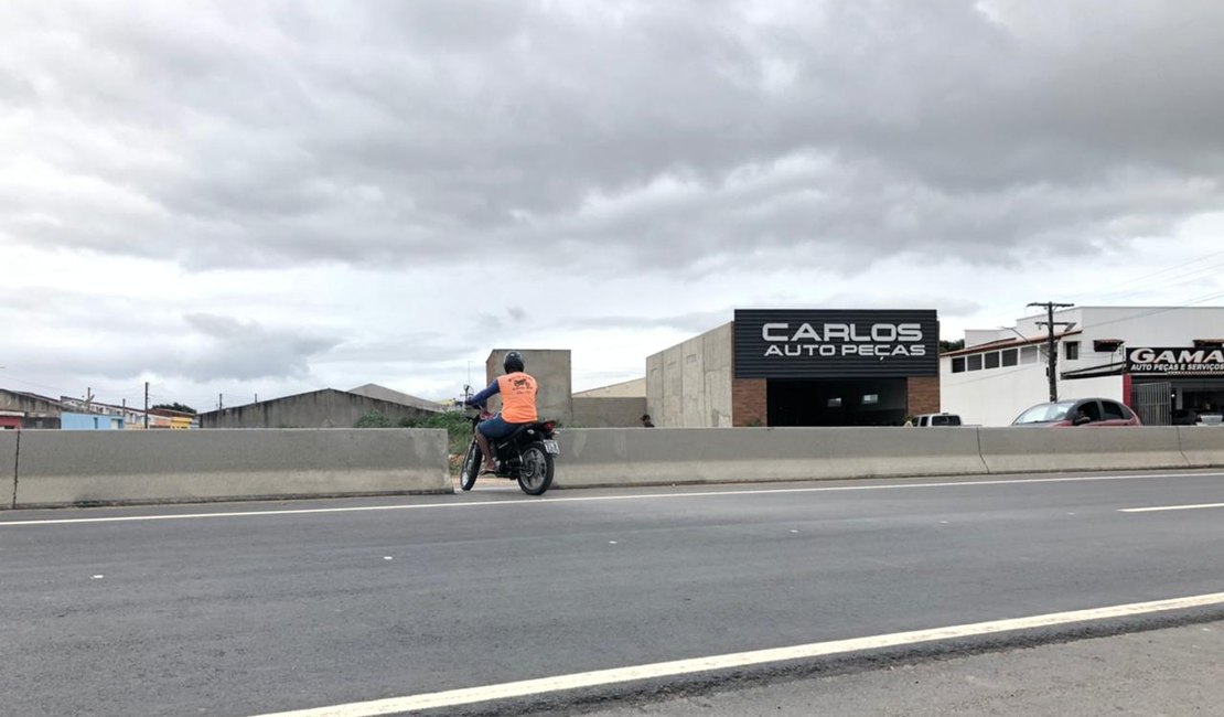 Moradores de Campo Alegre denunciam falta de sinalização na duplicação AL-220