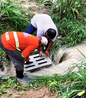 Prefeitura de Maceió alerta para riscos em remover tampa de bueiro