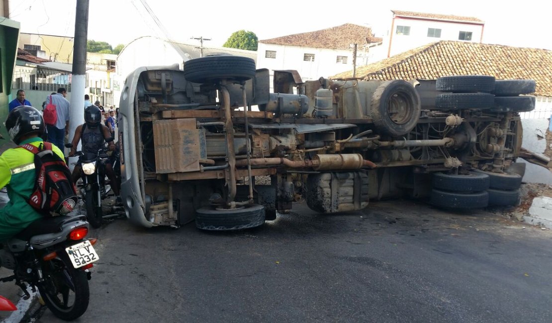 SMTT remove caminhão que bloqueou via em Bebedouro