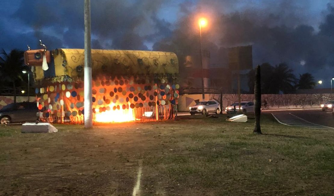 Populares contém incêndio em monumento na Pajuçara