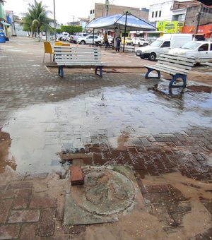Encanação quebra e alaga praça no Centro de Maragogi