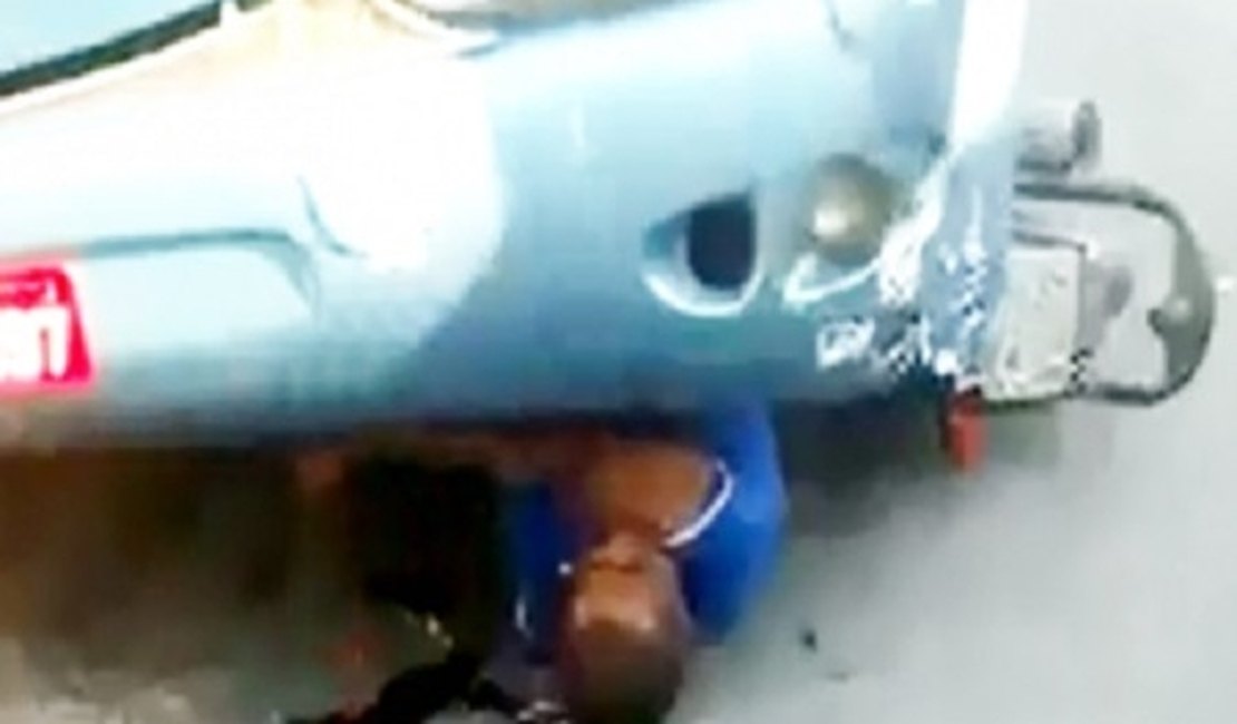 [Vídeo] Motociclista fica preso sob ônibus após colisão