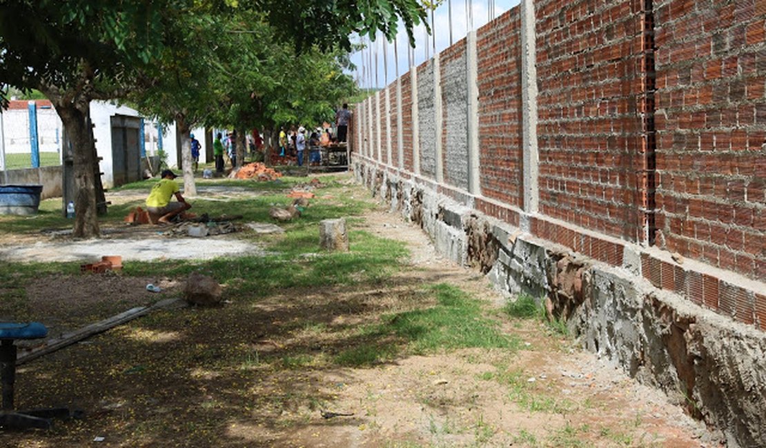 Com participação de voluntários, muro do Estádio Elisão é construído em Pão de Açúcar