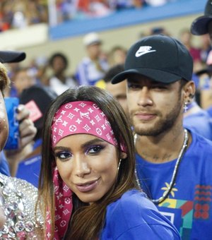 Mais que amigos: Neymar e Anitta beijam muito em área reservada na Sapucaí