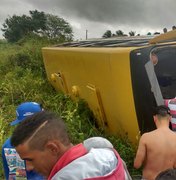 Ônibus escolar tomba na zona rural de Craíbas e deixa passageiros feridos 