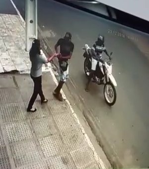 [Vídeo] Câmeras de segurança flagram assalto em União dos Palmares 