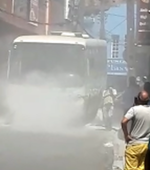 [Vídeo] População registra incêndio em ônibus da empresa Veleiro em Rio Largo