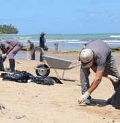 Reeducandos iniciam trabalhos para retirar óleo das praias de Japaratinga