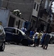 Carro pega fogo em frente a escola no bairro do Jacintinho, em Maceió 