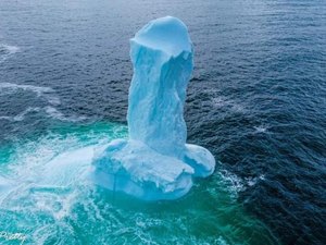 Iceberg em formato de pênis é fotografado no Canadá; veja