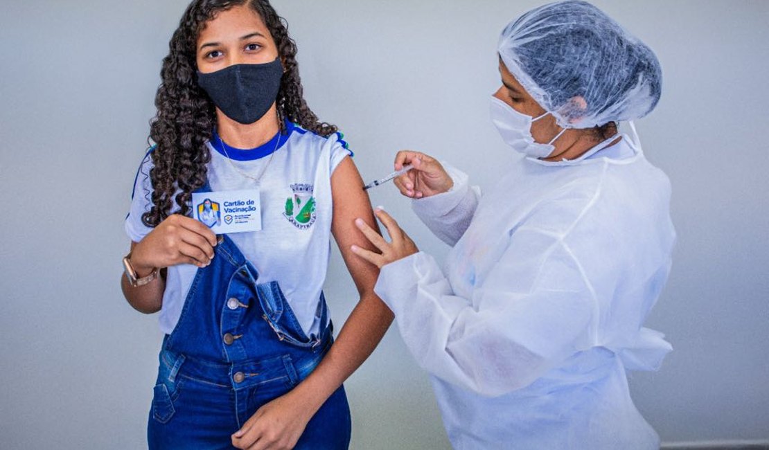 Dose de reforço da vacina contra a Covid-19 é liberada para adolescentes de 12 a   17 anos